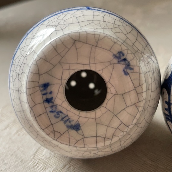 Rare Vintage Dedham Pottery rabbit themed salt and pepper shakers, no corks - Picture 7 of 11